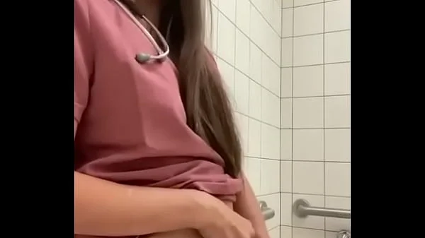 enfermera se masturba en el baño del hospital